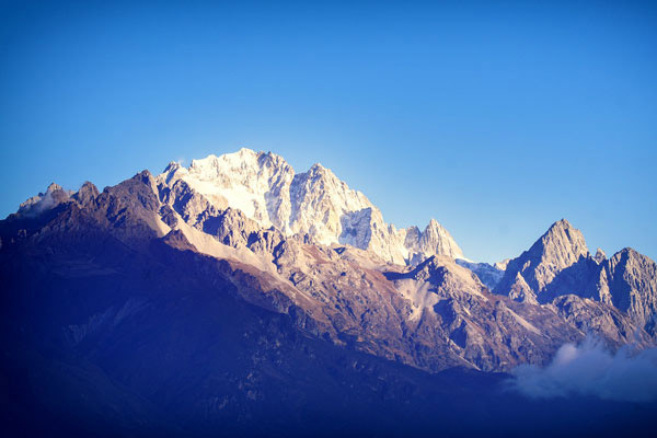 玉龙雪(xuě)山(shān)七八月有(yǒu)雪(xuě)吗(8月份的玉龙雪(xuě)山(shān))