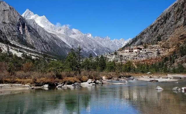 四川隐藏的九大秘境：措普沟、格聂神山(shān)、上里古镇等你来探索