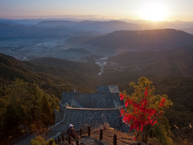 云南腾冲云峰山(shān)温泉度假酒店(diàn)豪华房1晚套餐